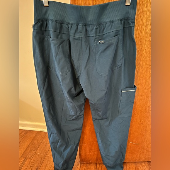 Cherokee Infinity Jogger scrub pants
Caribbean blue
Small petite - Picture 5 of 6